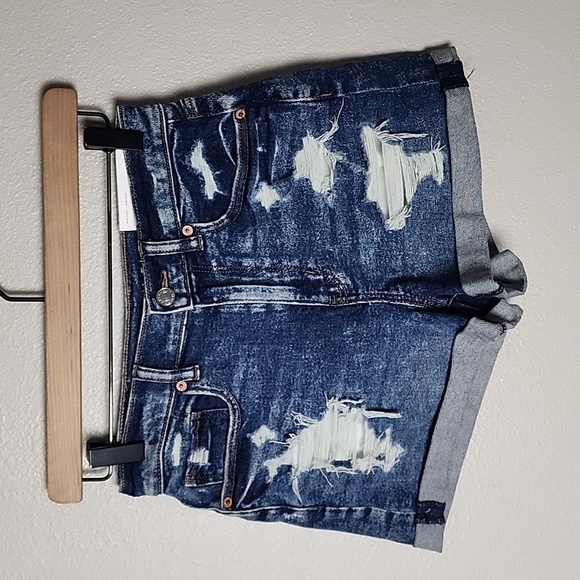 American Eagle NWT Distressed High-Rise Mom Jean Shorts - Picture 1 of 8